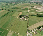 838515 Luchtfoto van het zenderparkje bij de zendmast Lopik aan het Biezenpad te IJsselstein, rechtsonder de Hogebiezendijk.